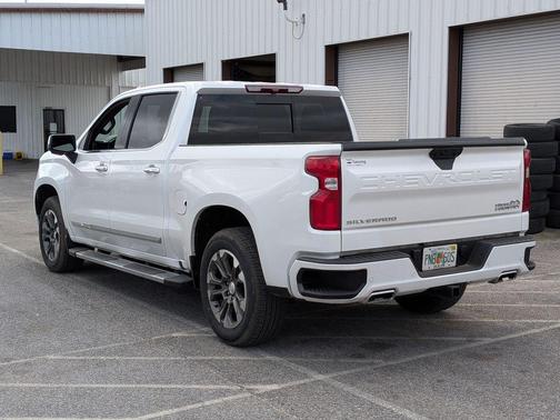 Iridescent Pearl Tricoat 2024 Chevrolet Silverado 1500 High Country