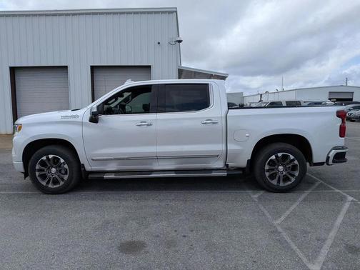 Iridescent Pearl Tricoat 2024 Chevrolet Silverado 1500 High Country