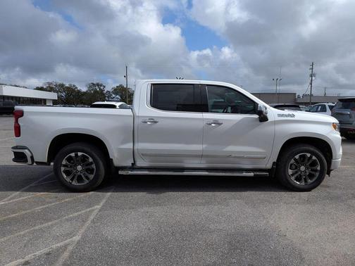 Iridescent Pearl Tricoat 2024 Chevrolet Silverado 1500 High Country
