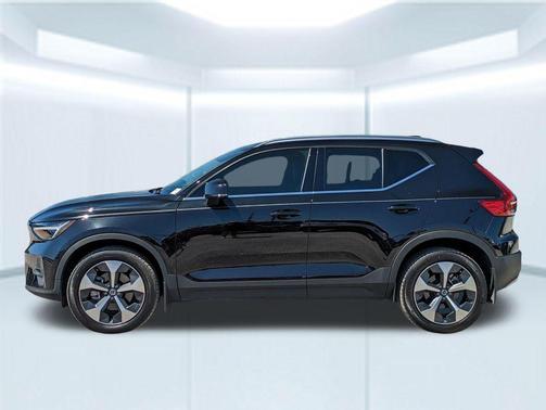 2023 Volvo XC40 B5 Plus Bright Theme