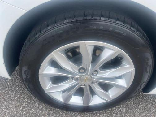 Summit White 2022 Chevrolet Malibu FWD LT