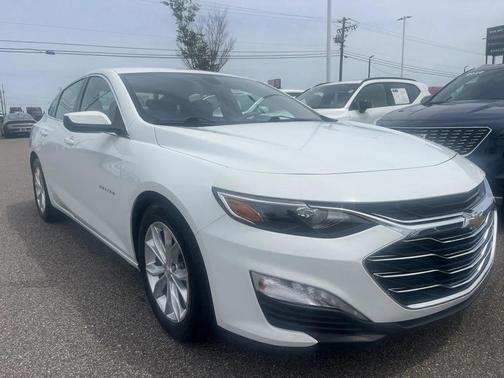 Summit White 2022 Chevrolet Malibu FWD LT
