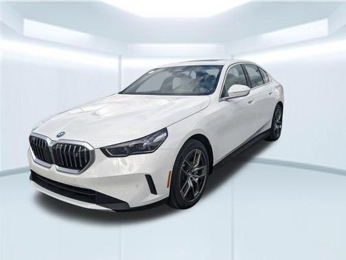 Alpine White 2024 BMW i5 eDrive40