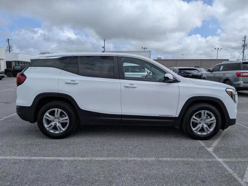 Summit White 2024 GMC Terrain SLE