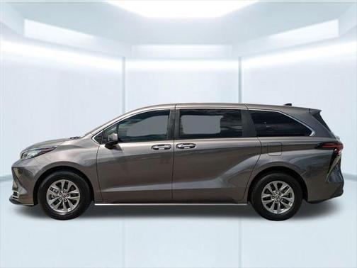 2022 Toyota Sienna XLE 8 Passenger