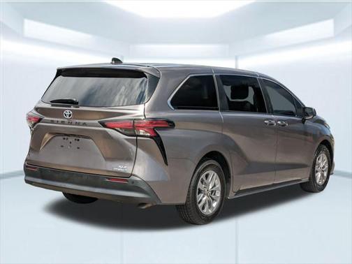 2022 Toyota Sienna XLE 8 Passenger