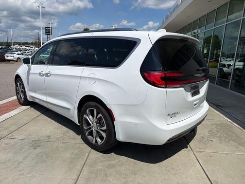 Bright White Clearcoat 2021 Chrysler Pacifica L