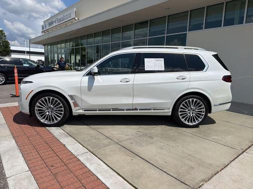 Mineral White Metallic 2024 BMW X7 xDrive40i