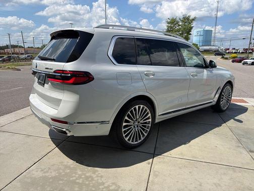 Mineral White Metallic 2024 BMW X7 xDrive40i