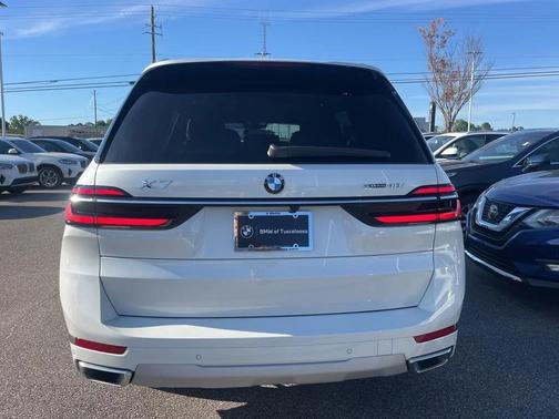 Mineral White Metallic 2024 BMW X7 xDrive40i