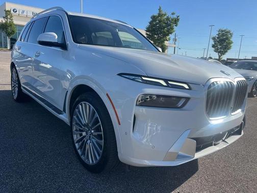 Mineral White Metallic 2024 BMW X7 xDrive40i