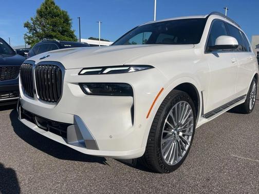 Mineral White Metallic 2024 BMW X7 xDrive40i
