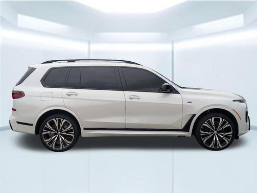 Mineral White Metallic 2023 BMW X7 M60i