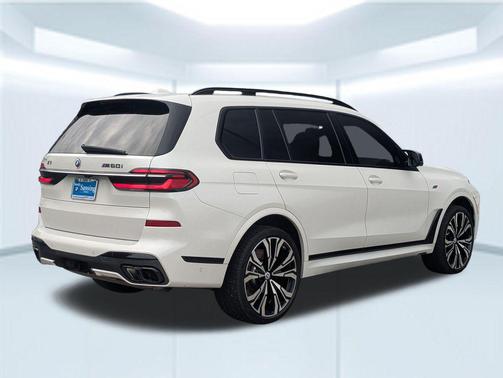 Mineral White Metallic 2023 BMW X7 M60i