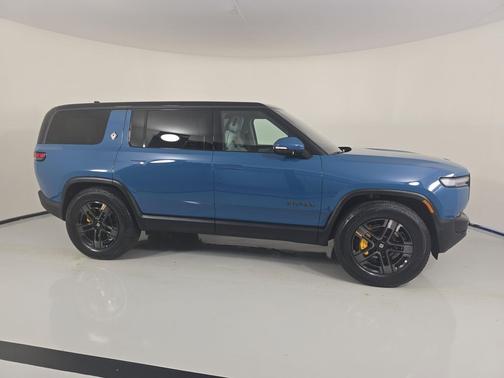 2025 Rivian R1S Ascend trim