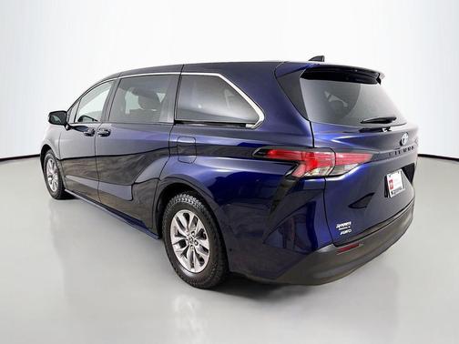 2022 Toyota Sienna LE