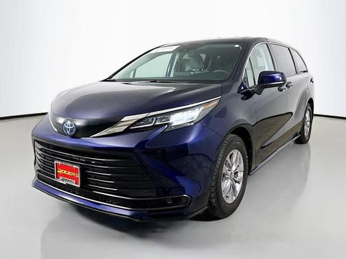 2022 Toyota Sienna LE