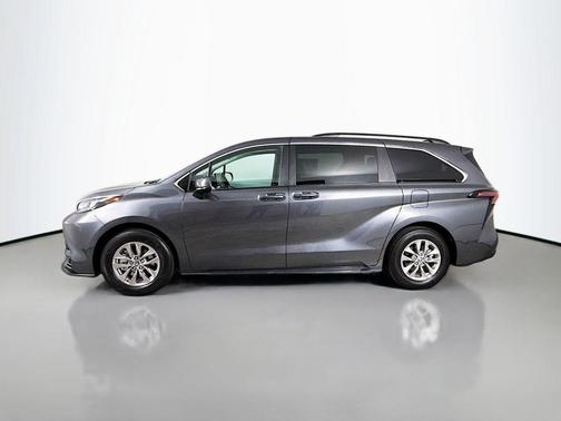 2025 Toyota Sienna LE