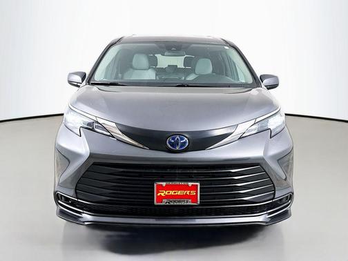 2025 Toyota Sienna LE