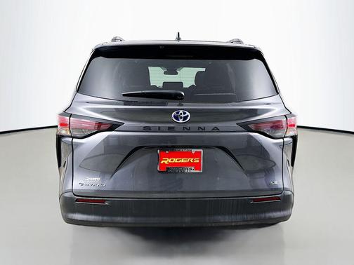 2025 Toyota Sienna LE