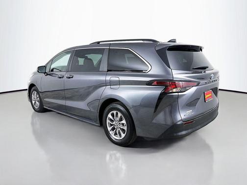 2025 Toyota Sienna LE