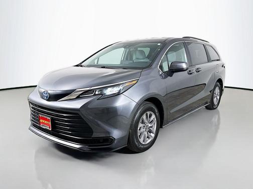 2025 Toyota Sienna LE