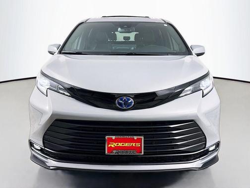 2025 Toyota Sienna Woodland Edition