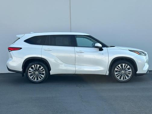 2021 Toyota Highlander Hybrid Platinum