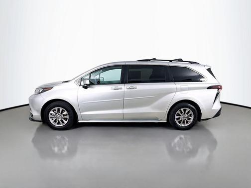 2025 Toyota Sienna LE