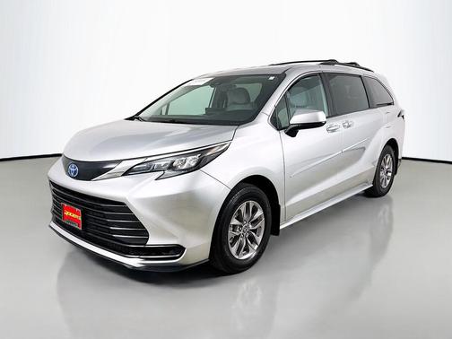 2025 Toyota Sienna LE