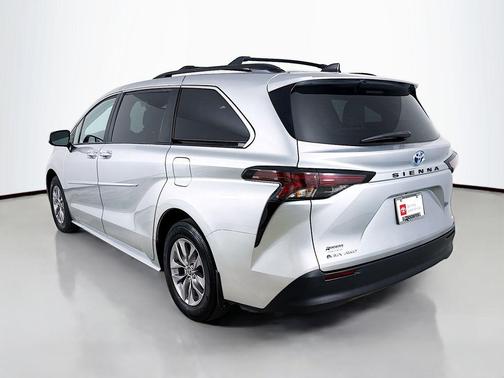 2025 Toyota Sienna LE