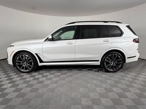 Mineral White Metallic 2026 BMW X7 xDrive40i