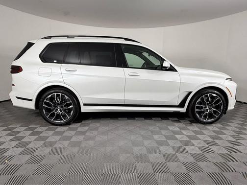Mineral White Metallic 2026 BMW X7 xDrive40i