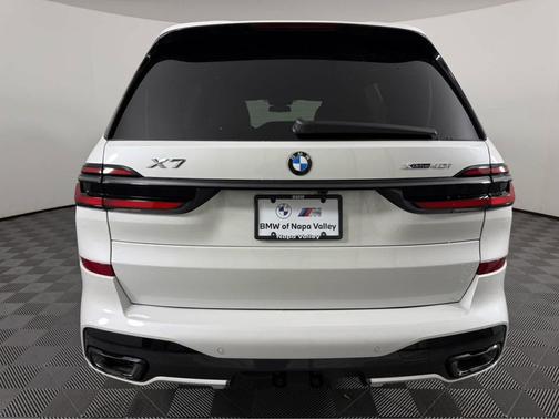 Mineral White Metallic 2026 BMW X7 xDrive40i