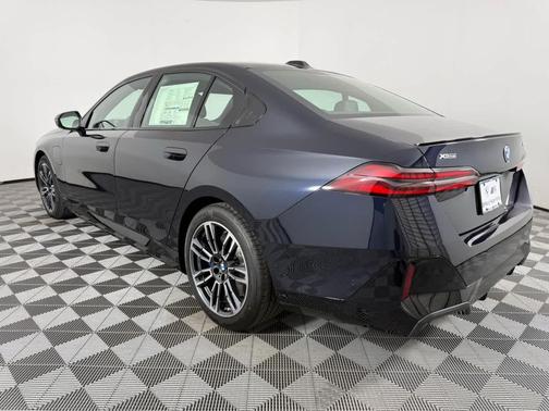 Carbon Black Metallic 2026 BMW 550e xDrive