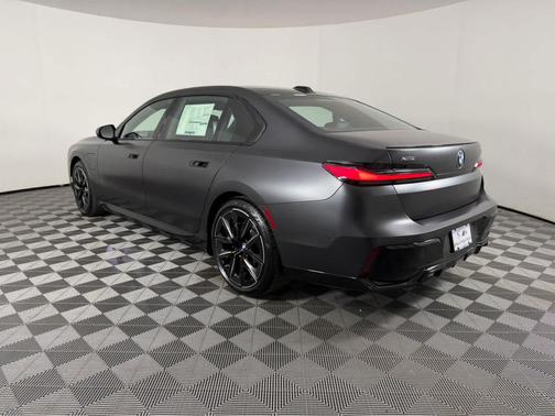 2026 BMW 750e i xDrive