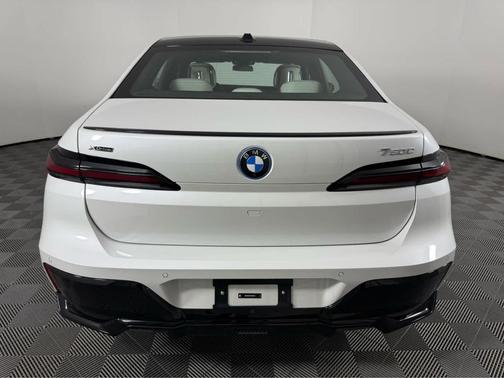 2026 BMW 750e i xDrive