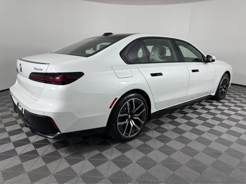 2026 BMW 750e i xDrive