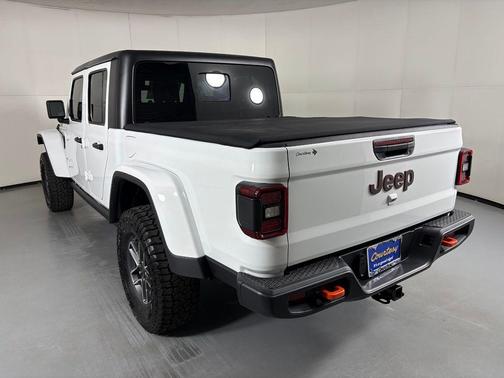 Bright White Clearcoat 2026 Jeep Gladiator Mojave