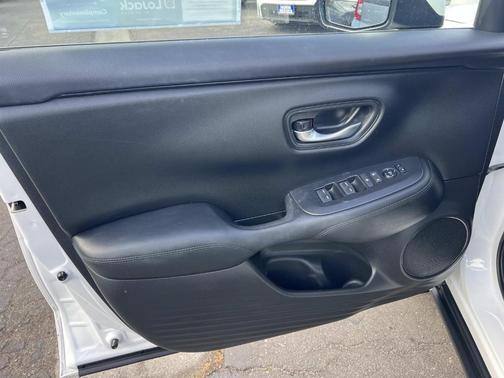 Platinum White 2024 Honda HR-V LX