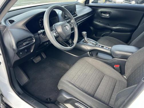 Platinum White 2024 Honda HR-V LX