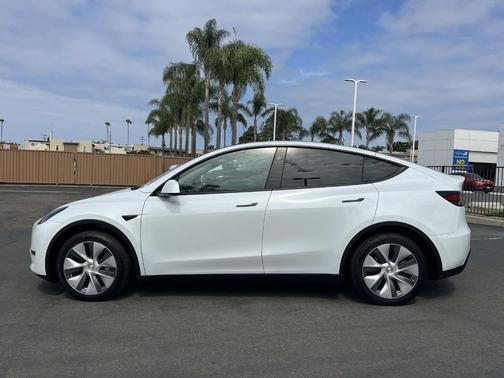 White 2024 Tesla Model Y Long Range