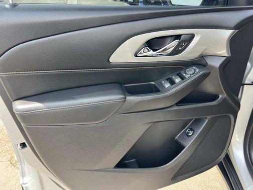 Silver Ice Metallic 2021 Chevrolet Traverse LT Cloth