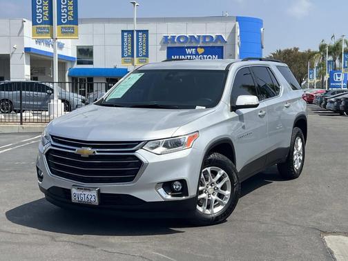 Silver Ice Metallic 2021 Chevrolet Traverse LT Cloth