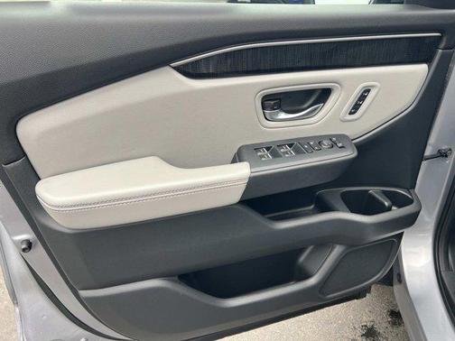 Silver 2023 Honda Pilot Elite
