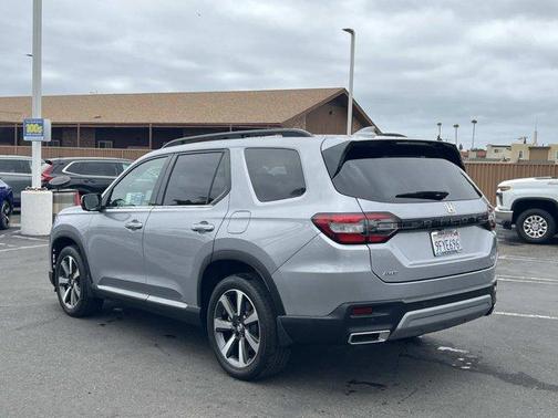 Silver 2023 Honda Pilot Elite