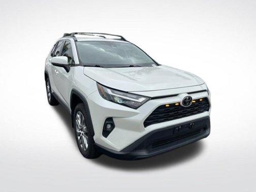 Blizzard Pearl 2022 Toyota RAV4 XLE Premium