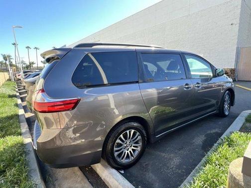 2018 Toyota Sienna XLE