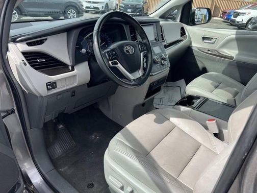 2018 Toyota Sienna XLE