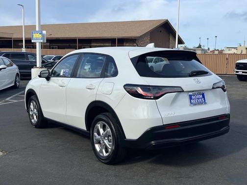 White 2023 Honda HR-V LX